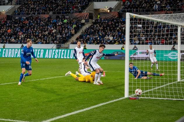 23 01 2025, xhfmx, Football UEFA Europa League, TSG 1899 Hoffenheim Tottenham Hotspur emspor, Anton Stach TSG 1899 Hoffenheim scores 1 2 to overcome Brandon Austin Tottenham Hotspurs DFL DFB REGULATIONS PROHIBIT ANY USE OF PHOTOGRAPHS as IMAGE SEQUENCES and or QUASI VIDEO Sinsheim