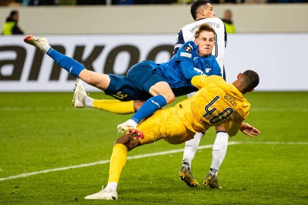 Max Moerstedt TSG 1899 Hoffenheim, 33 and Johnson Brennan Tottenham Hotspur 22 collide GER, TSG 1899 Hoffenheim vs Tottenham Hotspur, Football, UEFA Europa League, Matchday 7, Season 2024 2025, 23 01 2025 DFL REGULATES PROHIBIT ANY USE OF PHOTOGRAPHS AS IMAGE SEQUENCES AND OR QUASI VIDEO GER, TSG 1899 Hoffenheim vs Tottenham Hotspur, Football, UEFA Europa League, Matchday 7, Season 2024 2025, 23 01 2025 Sinsheim Copyright: xEibner-Pressefoto RogerxBuerkex EP_RBE