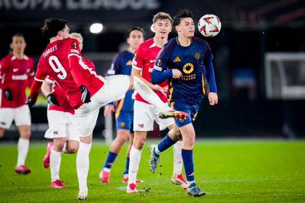 2025-01-23 AZ v AS Roma - UEFA Europa League 2024 25 League Phase MD7 ALKMAAR, NETHERLANDS - JANUARY 23: Niccolo Pisilli of AS Roma battles for possession with Troy Parrot of AZ during the UEFA Europa League 2024 25 League Phase MD7 match between AZ and AS Roma at AFAS Stadion on January 23, 2025 in Alkmaar, Netherlands. Alkmaar AFAS Stadion Netherlands Content not available for redistribution in The Netherlands directly or indirectly through any third parties. Copyright: xEdxvanxdexPolx