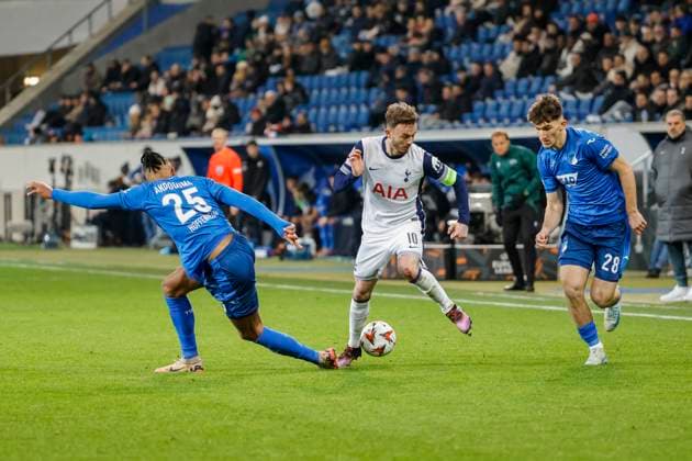 Kevin Akpoguma TSG Hoffenheim, 25 , James Maddison Tottenham Hotspur, 10 and Florian Micheler TSG Hoffenheim, 28 fighting for the ball , Football, UEFA Europa League, Matchday 7, 2024 2025, TSG Hoffenheim vs Tottenham Hotspur, 23 01 2025, Rhein Neckar Arena, Sinsheim, Germany Sinsheim Rhein Neckar Arena Baden Württemberg Germany Copyright: xGrantxHubbsx