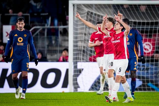 2025-01-23 AZ v AS Roma - UEFA Europa League 2024 25 League Phase MD7 ALKMAAR, NETHERLANDS - JANUARY 23: Alexandre Penetra of AZ celebrates his sides win after the UEFA Europa League 2024 25 League Phase MD7 match between AZ and AS Roma at AFAS Stadion on January 23, 2025 in Alkmaar, Netherlands. Alkmaar AFAS Stadion Netherlands Content not available for redistribution in The Netherlands directly or indirectly through any third parties. Copyright: xEdxvanxdexPolx