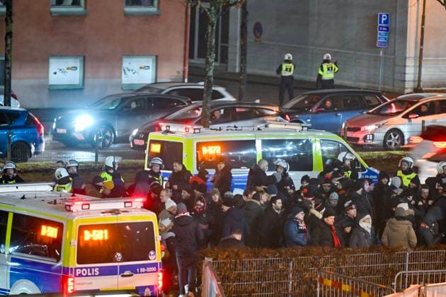 BORAS, SWEDEN 20250123 Police and Nice supporters outside the stadium before Thursdays Uefa Europa League first leg match between IF Elfsborg and OGC Nice at Boras arena BORAS SWEDEN x9200x  Copyright: xBjörnxLarssonxRosvall TTx UEFA EUROPA LEAGUE ELFSBORG-NICE