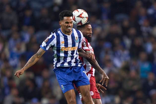 FC Porto v Olympiacos El Pireo - UEFA Europa League 2024 25 League Phase MD7 Rodinei Marcelo de Almeida of Olympiacos El Pireo competes for the ball with Wenderson Rodrigues do Nascimento Galeno of FC Porto during the UEFA Europa League match between FC Porto and Olympiacos El Pireo at Estadio Do Dragao in Porto, Portugal, on January 23, 2025. Porto, Portugal Portugal  Copyright: xJosexManuelxAlvarezxReyx originalFilename:alvarezrey-notitle250123_npgtf.jpg