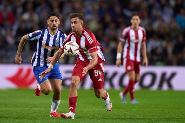 FC Porto v Olympiacos El Pireo - UEFA Europa League 2024 25 League Phase MD7 Charalampos Kostoulas of Olympiacos El Pireo is challenged by Alan Varela of FC Porto during the UEFA Europa League match between FC Porto and Olympiacos El Pireo at Estadio Do Dragao in Porto, Portugal, on January 23, 2025. Porto, Portugal Portugal  Copyright: xJosexManuelxAlvarezxReyx originalFilename:alvarezrey-notitle250123_npMlp.jpg