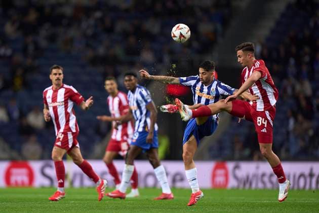 FC Porto v Olympiacos El Pireo - UEFA Europa League 2024 25 League Phase MD7 Charalampos Kostoulas of Olympiacos El Pireo competes for the ball with Alan Varela of FC Porto during the UEFA Europa League match between FC Porto and Olympiacos El Pireo at Estadio Do Dragao in Porto, Portugal, on January 23, 2025. Porto, Portugal Portugal  Copyright: xJosexManuelxAlvarezxReyx originalFilename:alvarezrey-notitle250123_npUiT.jpg