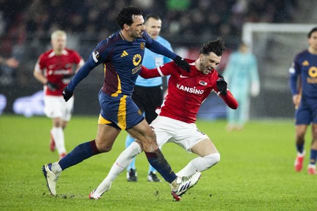 ALKMAAR - (l-r) Mats Hummels of AS Roma, Troy Parrott of AZ during the UEFA Europa League match between AZ Alkmaar and AS Roma at AFAS stadium on Jan. 23, 2025 in Alkmaar, Netherlands. ANP KOEN VAN WEEL UEFA Europa League 2024 25 League Phase MD7 2024 25 xVIxANPxSportx xxANPxIVx 518166279 originalFilename: 518166279.jpg
