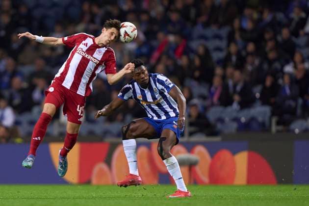 FC Porto v Olympiacos El Pireo - UEFA Europa League 2024 25 League Phase MD7 Panagiotis Retsos of Olympiacos El Pireo competes for the ball with Samu Aghehowa of FC Porto during the UEFA Europa League match between FC Porto and Olympiacos El Pireo at Estadio Do Dragao in Porto, Portugal, on January 23, 2025. Porto, Portugal Portugal  Copyright: xJosexManuelxAlvarezxReyx originalFilename:alvarezrey-notitle250123_npEKj.jpg