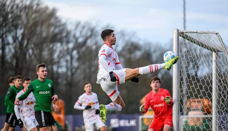 Leipzigs Andre Silva with Mosts goalkeeper Michal Patka and Ondrej Novicky Soccer Test match RB Leipzig FK Banik Most Sous 06 January 2025 Leipzig, Red Bull Academy Test match RB Leipzig FK Banik Most Sous