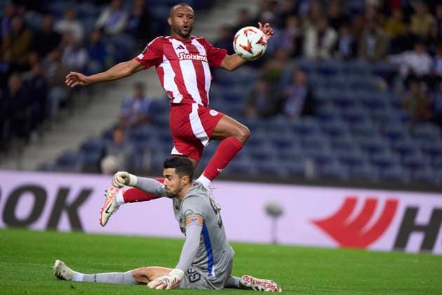 FC Porto v Olympiacos El Pireo - UEFA Europa League 2024 25 League Phase MD7 Diogo Costa of FC Porto competes for the ball with Ayoub El Kaabi of Olympiacos El Pireo during the UEFA Europa League match between FC Porto and Olympiacos El Pireo at Estadio Do Dragao in Porto, Portugal, on January 23, 2025. Porto, Portugal Portugal  Copyright: xJosexManuelxAlvarezxReyx originalFilename:alvarezrey-notitle250123_nplST.jpg