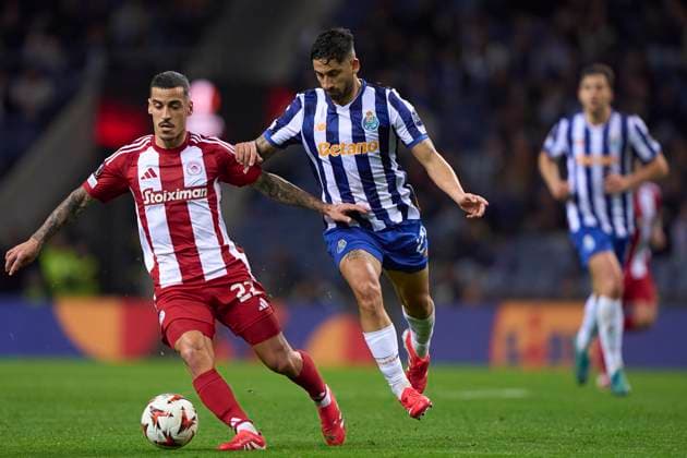 FC Porto v Olympiacos El Pireo - UEFA Europa League 2024 25 League Phase MD7 Alan Varela of FC Porto competes for the ball with Francisco Leonel Lima Silva Machado Chiquinho of Olympiacos El Pireo during the UEFA Europa League match between FC Porto and Olympiacos El Pireo at Estadio Do Dragao in Porto, Portugal, on January 23, 2025. Porto, Portugal Portugal  Copyright: xJosexManuelxAlvarezxReyx originalFilename:alvarezrey-notitle250123_npULd.jpg