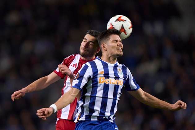 FC Porto v Olympiacos El Pireo - UEFA Europa League 2024 25 League Phase MD7 Georgios Masouras of Olympiacos El Pireo competes for the ball with Francisco Moura of FC Porto during the UEFA Europa League match between FC Porto and Olympiacos El Pireo at Estadio Do Dragao in Porto, Portugal, on January 23, 2025. Porto, Portugal Portugal  Copyright: xJosexManuelxAlvarezxReyx originalFilename:alvarezrey-notitle250123_np3um.jpg