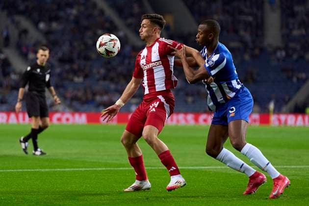 FC Porto v Olympiacos El Pireo - UEFA Europa League 2024 25 League Phase MD7 Tiago Djalo of FC Porto competes for the ball with Charalampos Kostoulas of Olympiacos El Pireo during the UEFA Europa League match between FC Porto and Olympiacos El Pireo at Estadio Do Dragao in Porto, Portugal, on January 23, 2025. Porto, Portugal Portugal  Copyright: xJosexManuelxAlvarezxReyx originalFilename:alvarezrey-notitle250123_npems.jpg