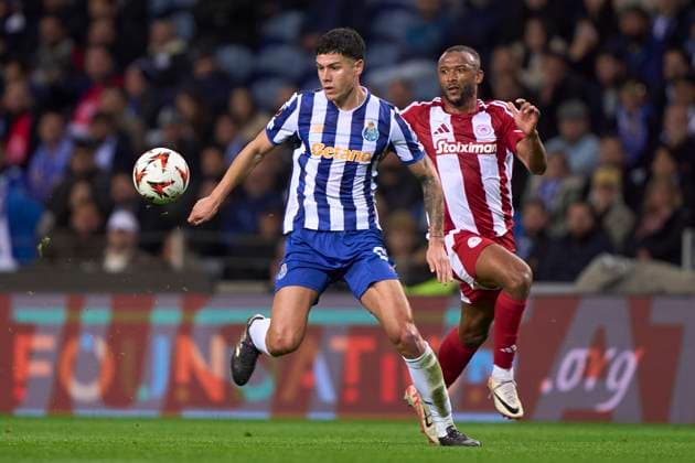 FC Porto v Olympiacos El Pireo - UEFA Europa League 2024 25 League Phase MD7 Ayoub El Kaabi of Olympiacos El Pireo competes for the ball with Nehuen Perez of FC Porto during the UEFA Europa League match between FC Porto and Olympiacos El Pireo at Estadio Do Dragao in Porto, Portugal, on January 23, 2025. Porto, Portugal Portugal  Copyright: xJosexManuelxAlvarezxReyx originalFilename:alvarezrey-notitle250123_npfHi.jpg