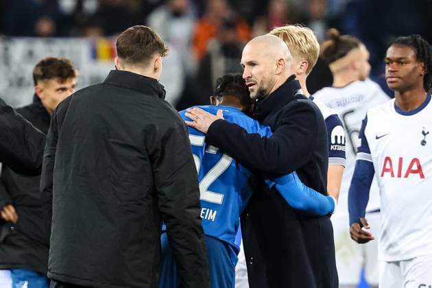 Final score 2 3, Tottenham beat TSG Hoffenheim Disappointed Hoffenheim Christian Ilzer TSG 1899 Hoffenheim, Head coach thanks his team GER, TSG 1899 Hoffenheim vs Tottenham Hotspur, Football, UEFA Europa League, Matchday 7, Season 2024 2025, 23 01 2025 DFL REGULATES PROHIBIT ANY USE OF PHOTOGRAPHS AS IMAGE SEQUENCES AND OR QUASI VIDEO GER, TSG 1899 Hoffenheim vs Tottenham Hotspur, Football, UEFA Europa League, Matchday 7, Season 2024 2025, 23 01 2025 Sinsheim Copyright: xEibner-Pressefoto RogerxBuerkex EP_RBE