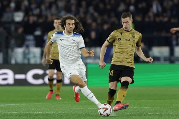 UEFA Europa League phase match day 7 SS Lazio vs Real Sociedad Lazio s French midfielder Matteo Guendouzi challenges for the ball with Real Sociedad s Croatian midfielder Luka Sucic during UEFA Europa League phase match day 7 match between SS Lazio vs Real Sociedad at Olimpico stadium on January 23, 2025 in Rome, Italy. ABPH4136 Copyright: xAntonioxBalascox