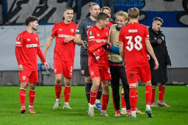 MALMÖ, SWEDEN 20250123 Twente players, including Swedens Gustaf Lagerbielke 3 , celebrate the victory over Malmö FF in Thursdays Uefa Europa League first leg soccer match between Malmö FF and FC Twente at Eleda stadium in Malmö MALMÖ SWEDEN x50090x  Copyright: xJohanxNilsson TTx UEFA EUROPA LEAGUE MALMÖ FF - FC TWENTE