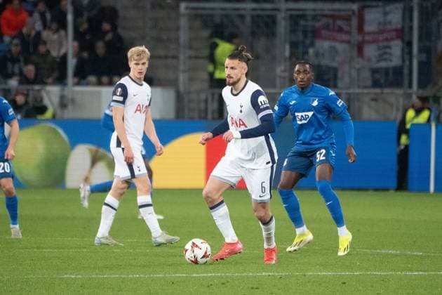 23 01 2025, xhfmx, Football UEFA Europa League, TSG 1899 Hoffenheim Tottenham Hotspur emspor, v l Radu Dragusin Tottenham Hotspurs claims the ball against David Mokwa TSG 1899 Hoffenheim DFL DFB REGULATIONS PROHIBIT ANY USE OF PHOTOGRAPHS as IMAGE SEQUENCES and or QUASI VIDEO Sinsheim