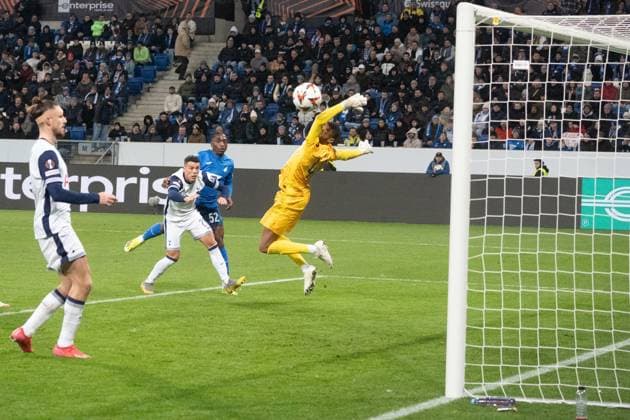 23 01 2025, xhfmx, Football UEFA Europa League, TSG 1899 Hoffenheim Tottenham Hotspur emspor, David Mokwa TSG 1899 Hoffenheim scores 2 3 with a header just before the end and leaves Brandon Austin Tottenham Hotspurs no chance to defend DFL DFB REGULATIONS PROHIBIT ANY USE OF PHOTOGRAPHS as IMAGE SEQUENCES and or QUASI VIDEO Sinsheim
