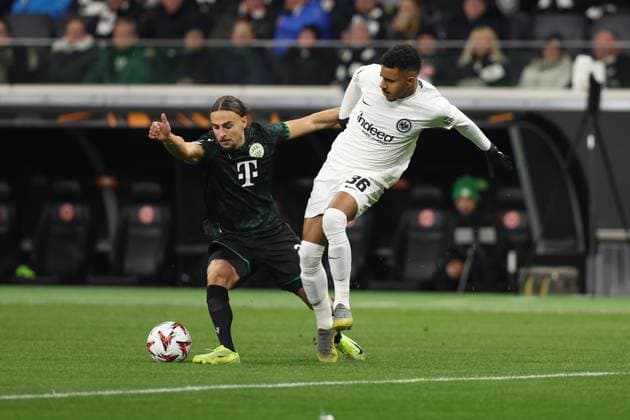 23 01 2025, xovx, Football UEFA Europa League, Eintracht Frankfurt Ferencvaros Budapest v l Cebrail Makreckis Ferencvarosi TC Budapest Ansgar Knauff Eintracht Frankfurt Zweikampf, Aktion, action, battle for the ball DFL DFB REGULATIONS PROHIBIT ANY USE OF PHOTOGRAPHS as IMAGE SEQUENCES and or QUASI VIDEO Frankfurt am Main