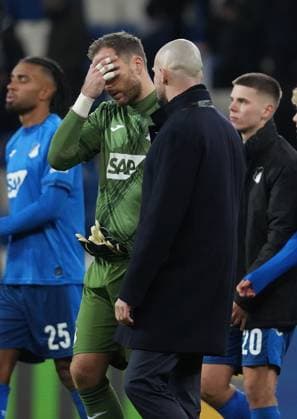 Europa League, TSG 1899 Hoffenheim vs Tottenham Hotspur 23 01 2025, PreZero Arena, Sinsheim, Europa League, TSG 1899 Hoffenheim vs Tottenham Hotspur , pictured A disappointed goalkeeper Oliver Baumann Hoffenheim in conversation with coach Christian Ilzer Hoffenheim after the defeat against Tottenham nordphotoxGmbHx xBratic nph00250