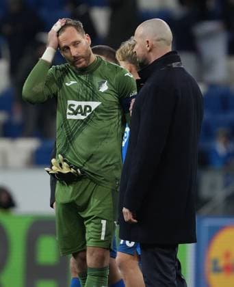 Europa League, TSG 1899 Hoffenheim vs Tottenham Hotspur 23 01 2025, PreZero Arena, Sinsheim, Europa League, TSG 1899 Hoffenheim vs Tottenham Hotspur , pictured A disappointed goalkeeper Oliver Baumann Hoffenheim in conversation with coach Christian Ilzer Hoffenheim after the defeat against Tottenham nordphotoxGmbHx xBratic nph00250