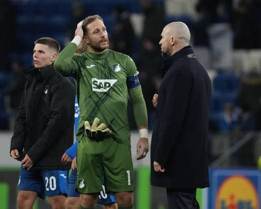 Europa League, TSG 1899 Hoffenheim vs Tottenham Hotspur 23 01 2025, PreZero Arena, Sinsheim, Europa League, TSG 1899 Hoffenheim vs Tottenham Hotspur , pictured A disappointed goalkeeper Oliver Baumann Hoffenheim in conversation with coach Christian Ilzer Hoffenheim after the defeat against Tottenham nordphotoxGmbHx xBratic nph00250