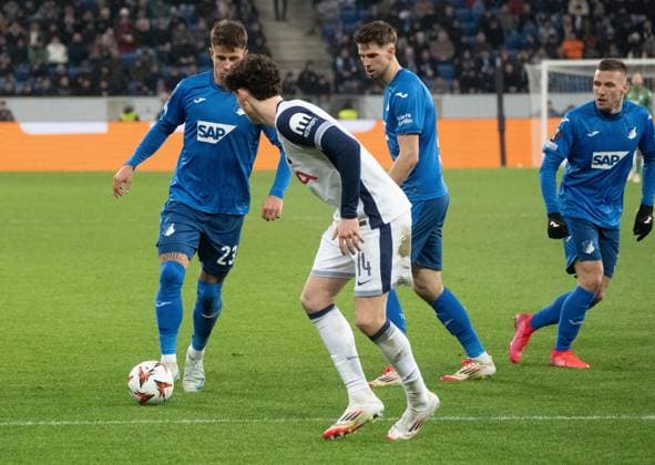 23 01 2025, xhfmx, Football UEFA Europa League, TSG 1899 Hoffenheim Tottenham Hotspur emspor, v l Adam Hlozek TSG 1899 Hoffenheim closes in on the edge of the box but is blocked by Archie Gray Tottenham Hotspurs DFL DFB REGULATIONS PROHIBIT ANY USE OF PHOTOGRAPHS as IMAGE SEQUENCES and or QUASI VIDEO Sinsheim
