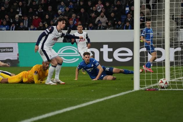 Sport Bilder des Tages Europa League, TSG 1899 Hoffenheim vs Tottenham Hotspur 23.01.2025, PreZero-Arena, Sinsheim, Europa League, TSG 1899 Hoffenheim vs Tottenham Hotspur , im Bild Anton Stach (Hoffenheim) erzielt das Tor zum 1:3. nordphotoxGmbHx xBratic nph00250