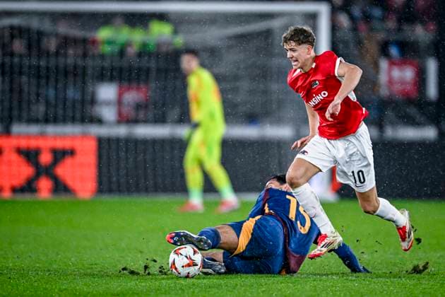 AS Roma defender Mats Hummels, AZ midfielder Sven Mijnans, during the match AZ Roma at the AZ Stadium for the UEFA Europa League League phase Matchday 7 season 2024 2025 in ALKMAAR, Netherlands on 23 januari 2025, photo by Stefan Koops EYE4images DeFodi Images Defodi 746 210258 Defodi-746