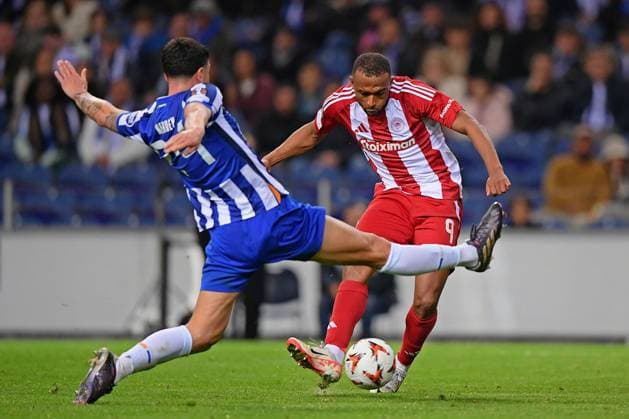 23rd January 2025, Dragao Stadium, Porto, Portugal: Europa League FC Porto versus Olympiacos; Nehuen Perez of FC Porto Ayoub El Kaabi of Olympiacos, during the UEFA Europa League match between Fc Porto and Olympiacos  ActionPlus12742337 DanielxCastro