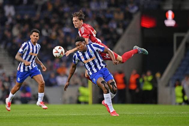 23rd January 2025, Dragao Stadium, Porto, Portugal: Europa League FC Porto versus Olympiacos; Samuel Omorodion of FC Porto challenges Panagiotis Retsos of Olympiacos, during the UEFA Europa League match between Fc Porto and Olympiacos  ActionPlus12742327 DanielxCastro