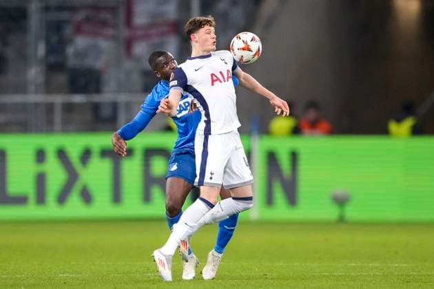 v li Stanley Pierre Nsoki N Soki, Hoffenheim, 34 , William Lankshear Tottenham, 42 , duel, duel scene, duel, tackle, tackling, dynamics, action, action, 23 01 2025, Sinsheim Germany , Football, UEFA Europa League, Group stage, TSG 1899 Hoffenheim Tottenham Hotspur, EVENT REGULATIONS PROHIBIT ANY USE OF PHOTOGRAPHS AS IMAGE SEQUENCES AND OR QUASI VIDEO xozx