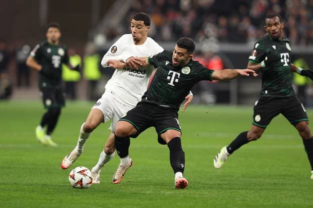 23 01 2025, xovx, Football UEFA Europa League, Eintracht Frankfurt Ferencvaros Budapest v l Hugo Ekitike Eintracht Frankfurt Mohammed Abu Fani Ferencvarosi TC Budapest Zweikampf, Aktion, action, battle for the ball DFL DFB REGULATIONS PROHIBIT ANY USE OF PHOTOGRAPHS as IMAGE SEQUENCES and or QUASI VIDEO Frankfurt am Main