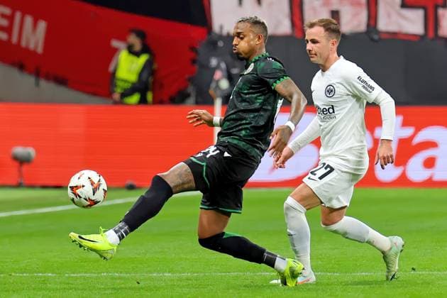 Frankfurt, Germany January 23, 2025 Europa League 2024 2025 Eintracht Frankfurt vs Ferencvarosi TC In the picture from left Raul Gustavo Ferencvarosi in a duel against Mario Götze Goetze Frankfurt Deutsche Bank Park Hessen Copyright: xFotostandx xRacochax
