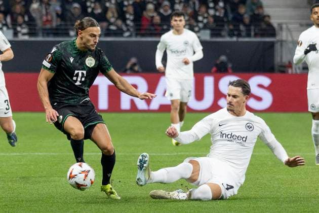 UEFA Europa League Eintracht Frankfurt Ferencvaros Budapest, 23 01 2025 Robin Koch Eintracht Frankfurt 4 stalks the ball away from Cebrails Makreckis Ferencvarosi Torna Club Budapest 25, Eintracht Frankfurt Ferencvaros Budapest, Frankfurt, Deutsche Bank Park, 23 1 2025 Copyright: xBEAUTIFULxSPORTS Gawlikx