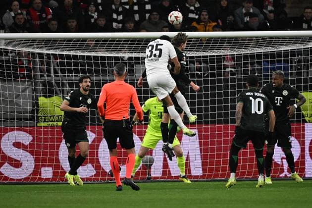 23 01 2025, xjhx, Football UEFA Europa League, Eintracht Frankfurt Ferencvaros Budapest emspor, v l Tuta Eintracht Frankfurt Stefan Gartenmann Ferencvarosi TC Budapest Zweikampf, Aktion, action, battle for the ball DFL DFB REGULATIONS PROHIBIT ANY USE OF PHOTOGRAPHS as IMAGE SEQUENCES and or QUASI VIDEO Frankfurt am Main