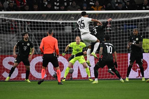 23 01 2025, xjhx, Football UEFA Europa League, Eintracht Frankfurt Ferencvaros Budapest emspor, v l Tuta Eintracht Frankfurt Stefan Gartenmann Ferencvarosi TC Budapest Zweikampf, Aktion, action, battle for the ball DFL DFB REGULATIONS PROHIBIT ANY USE OF PHOTOGRAPHS as IMAGE SEQUENCES and or QUASI VIDEO Frankfurt am Main