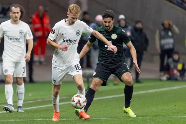 UEFA Europa League Eintracht Frankfurt Ferencvaros Budapest, 23 01 2025 Hugo Larsson Eintracht Frankfurt 16 Mohamed Ali Ben Romdhane Ferencvarosi Torna Club Budapest 7 fighting for the ball, Eintracht Frankfurt Ferencvaros Budapest, Frankfurt, Deutsche Bank Park, 23 1 2025 Copyright: xBEAUTIFULxSPORTS Gawlikx