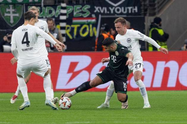 UEFA Europa League Eintracht Frankfurt Ferencvaros Budapest, 23 01 2025 Mohammad Abu Fani Ferencvarosi Torna Club Budapest 15 Mario Götze Eintracht Frankfurt 27 Robin Koch Eintracht Frankfurt 4 in the fight for the ball, Eintracht Frankfurt Ferencvaros Budapest, Frankfurt, Deutsche Bank Park, 23 1 2025 Copyright: xBEAUTIFULxSPORTS Gawlikx