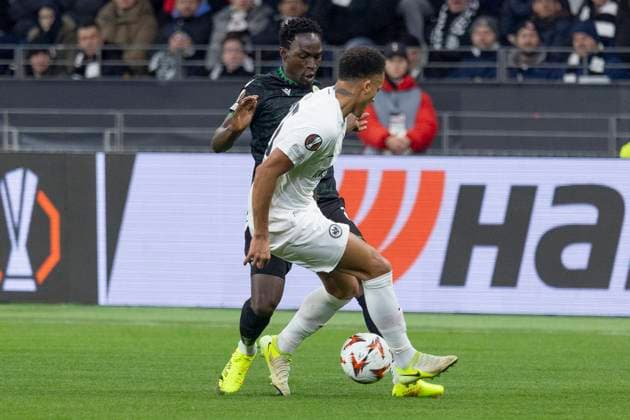 UEFA Europa League Eintracht Frankfurt Ferencvaros Budapest, 23 01 2025 Adama Traore I Ferencvarosi Torna Club Budapest 20 Tuta Eintracht Frankfurt 35 in a duel for the ball, Eintracht Frankfurt Ferencvaros Budapest, Frankfurt, Deutsche Bank Park, 23 1 2025 Copyright: xBEAUTIFULxSPORTS Gawlikx
