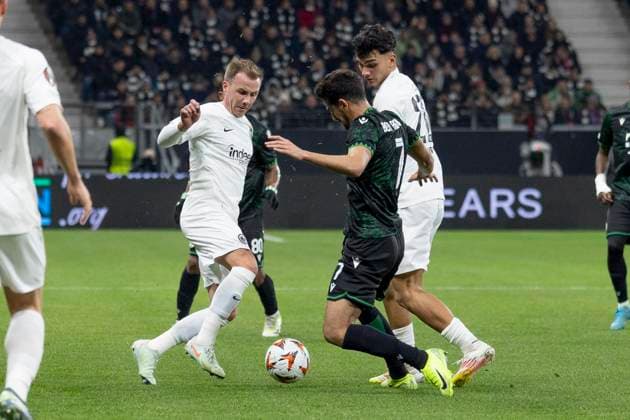 UEFA Europa League Eintracht Frankfurt Ferencvaros Budapest, 23 01 2025 Mario Götze Eintracht Frankfurt 27 Mohamed Ali Ben Romdhane Ferencvarosi Torna Club Budapest 7 Can Uzun Eintracht Frankfurt 20 fighting for the ball, Eintracht Frankfurt Ferencvaros Budapest, Frankfurt, Deutsche Bank Park, 23 1 2025 Copyright: xBEAUTIFULxSPORTS Gawlikx