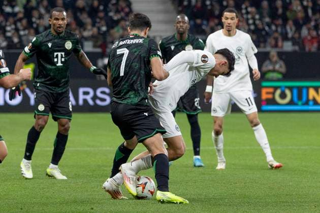 UEFA Europa League Eintracht Frankfurt Ferencvaros Budapest, 23 01 2025 Mohamed Ali Ben Romdhane Ferencvarosi Torna Club Budapest 7 Can Uzun Eintracht Frankfurt 20 in a duel for the ball, Eintracht Frankfurt Ferencvaros Budapest, Frankfurt, Deutsche Bank Park, 23 1 2025 Copyright: xBEAUTIFULxSPORTS Gawlikx