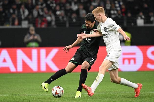 23 01 2025, xjhx, Football UEFA Europa League, Eintracht Frankfurt Ferencvaros Budapest emspor, v l Mohamed Ali Ben Romdhane Ferencvarosi TC Budapest Hugo Larsson Eintracht Frankfurt Zweikampf, Aktion, action, battle for the ball DFL DFB REGULATIONS PROHIBIT ANY USE OF PHOTOGRAPHS as IMAGE SEQUENCES and or QUASI VIDEO Frankfurt am Main