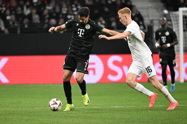 23 01 2025, xjhx, Football UEFA Europa League, Eintracht Frankfurt Ferencvaros Budapest emspor, v l Mohamed Ali Ben Romdhane Ferencvarosi TC Budapest Hugo Larsson Eintracht Frankfurt Zweikampf, Aktion, action, battle for the ball DFL DFB REGULATIONS PROHIBIT ANY USE OF PHOTOGRAPHS as IMAGE SEQUENCES and or QUASI VIDEO Frankfurt am Main
