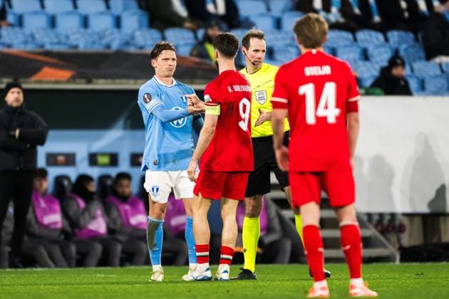 250123 Jens Stryger Larsen of Malmö FF and Ricky van Wolfswinkel of Twente during the UEFA Europa League football match between Malmö FF and Twente on January 23, 2025 in Malmö Photo Petter Arvidson BILDBYRAN kod PA PA0962 fotboll football soccer fotball uefa europa league europa league malmö ff twente bbeng  Copyright: PETTERxARVIDSON BB250123PA211