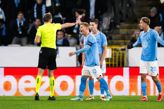 250123 Anders Christiansen of Malmö FF and Referee Sascha Stegemann after 1 3 during the UEFA Europa League football match between Malmö FF and Twente on January 23, 2025 in Malmö Photo Petter Arvidson BILDBYRAN kod PA PA0962 fotboll football soccer fotball uefa europa league europa league malmö ff twente bbeng  Copyright: PETTERxARVIDSON BB250123PA217