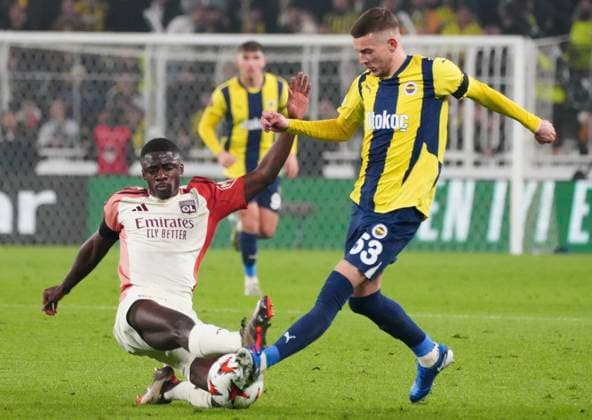 Sebastian Szymanski of Fenerbahce and Moussa Niakhate of Olympique Lyon during the UEFA Europa League 2024 25 League Phase MD7 match between Fenerbahce SK and Olympique Lyonnais at on January 23, 2025 in Istanbul, Turkey. Istanbul Turkey Copyright: xSeskimphotox Fenerbahce-Lyon-230125 (89)