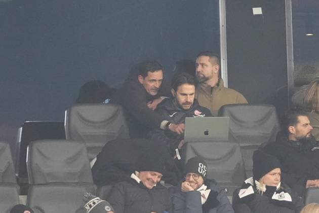 The suspended coach Dino Toppmöller Eintracht Frankfurt in the box during the video analysis Frankfurt 23 01 2025 Eintracht Frankfurt vs Ferencvaros Budapest, Deutsche Bank Park, Europa League, Matchday 7