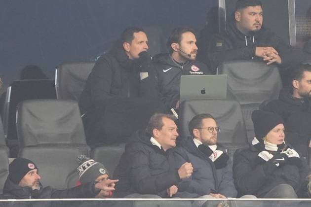 The suspended coach Dino Toppmöller Eintracht Frankfurt in the box with the video analysis Frankfurt 23 01 2025 Eintracht Frankfurt vs Ferencvaros Budapest, Deutsche Bank Park, Europa League, Matchday 7