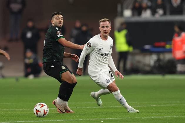 23 01 2025, xovx, Football UEFA Europa League, Eintracht Frankfurt Ferencvaros Budapest v l Mohammed Abu Fani Ferencvarosi TC Budapest Mario Götze Goetze Eintracht Frankfurt Zweikampf, Aktion, action, battle for the ball DFL DFB REGULATIONS PROHIBIT ANY USE OF PHOTOGRAPHS as IMAGE SEQUENCES and or QUASI VIDEO Frankfurt am Main